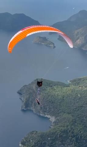 İngiliz Paraşütçü Ölüdeniz Semalarında Boşlukta Yoga Yaptı