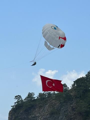 Ölüdeniz Kumburnu’nda Cumhuriyetimizin 102. Yılına Özel Dev Bayrak Açıldı