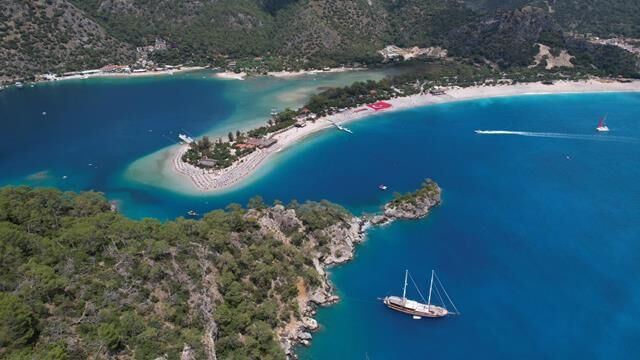 Ölüdeniz Kumburnu’nda Cumhuriyetimizin 102. Yılına Özel Dev Bayrak Açıldı
