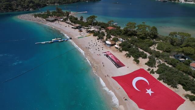 Ölüdeniz Kumburnu’nda Cumhuriyetimizin 102. Yılına Özel Dev Bayrak Açıldı