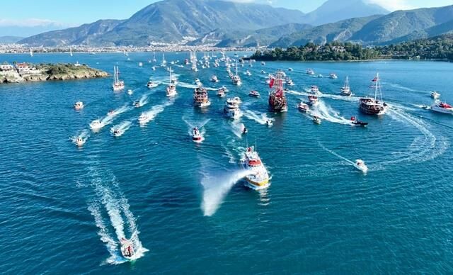 Fethiye’de Cumhuriyet’in 102. Yılı Deniz ve Kara Kortejiyle Coşkuyla Kutlandı