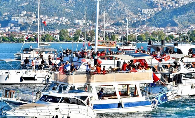 Fethiye’de Cumhuriyet’in 102. Yılı Deniz ve Kara Kortejiyle Coşkuyla Kutlandı