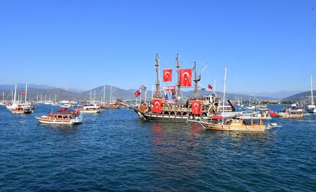 Fethiye’de Cumhuriyet’in 102. Yılı Deniz ve Kara Kortejiyle Coşkuyla Kutlandı