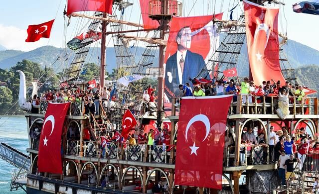 Fethiye’de Cumhuriyet’in 102. Yılı Deniz ve Kara Kortejiyle Coşkuyla Kutlandı