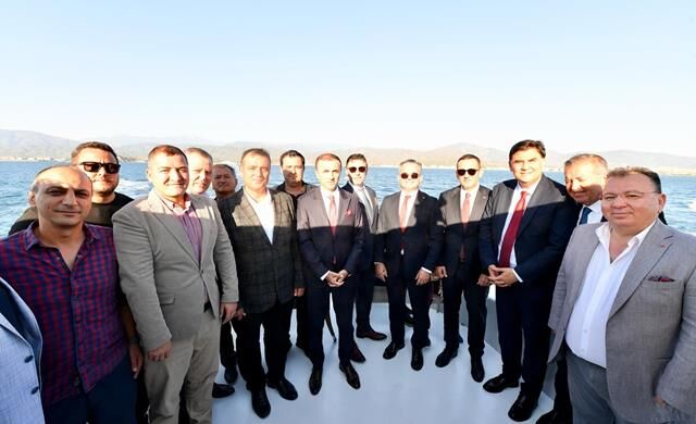 Fethiye’de Cumhuriyet’in 102. Yılı Deniz ve Kara Kortejiyle Coşkuyla Kutlandı