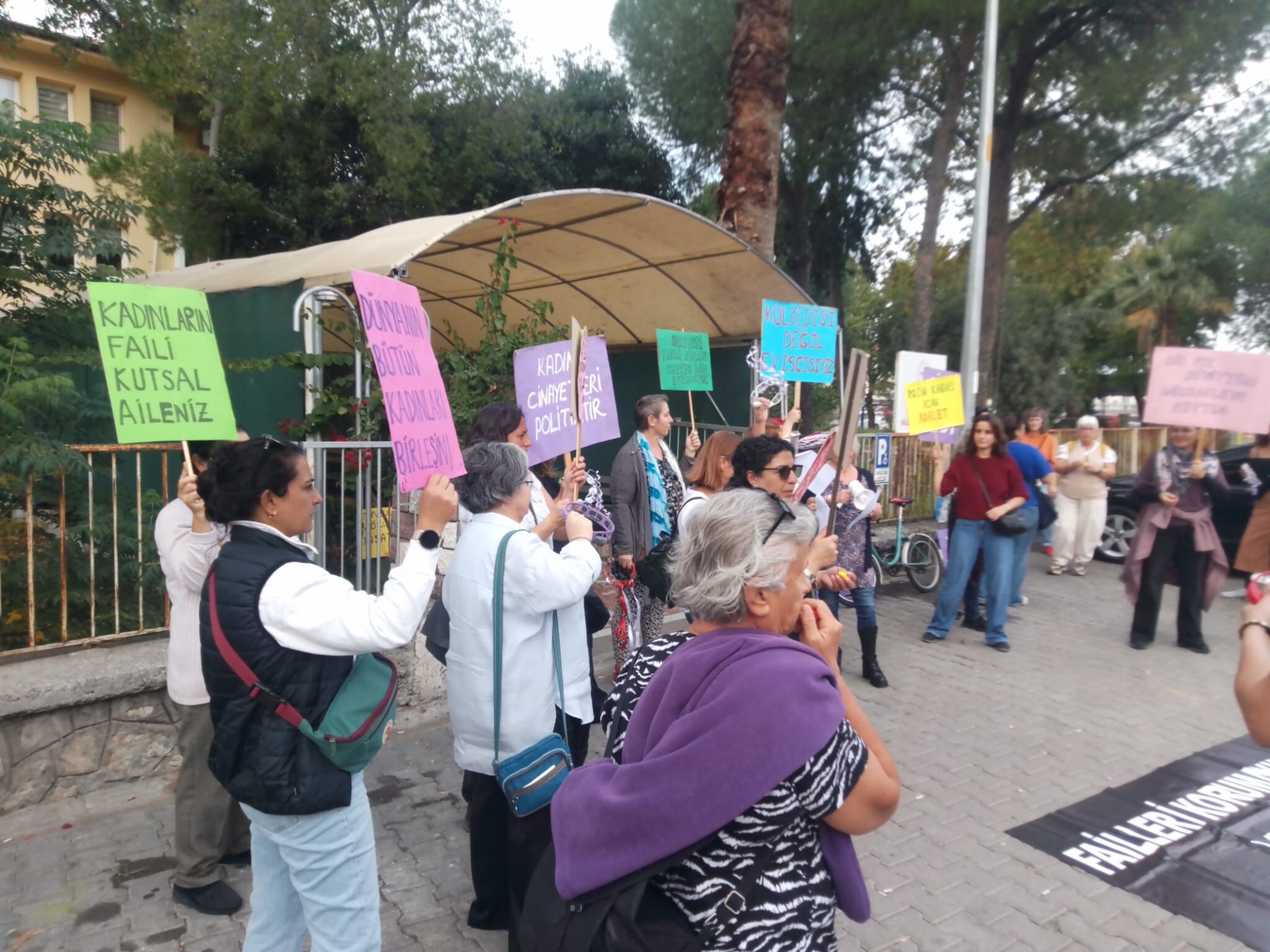 Fethiye’de Kadına Yönelik Şiddete Karşı Yürüdüler