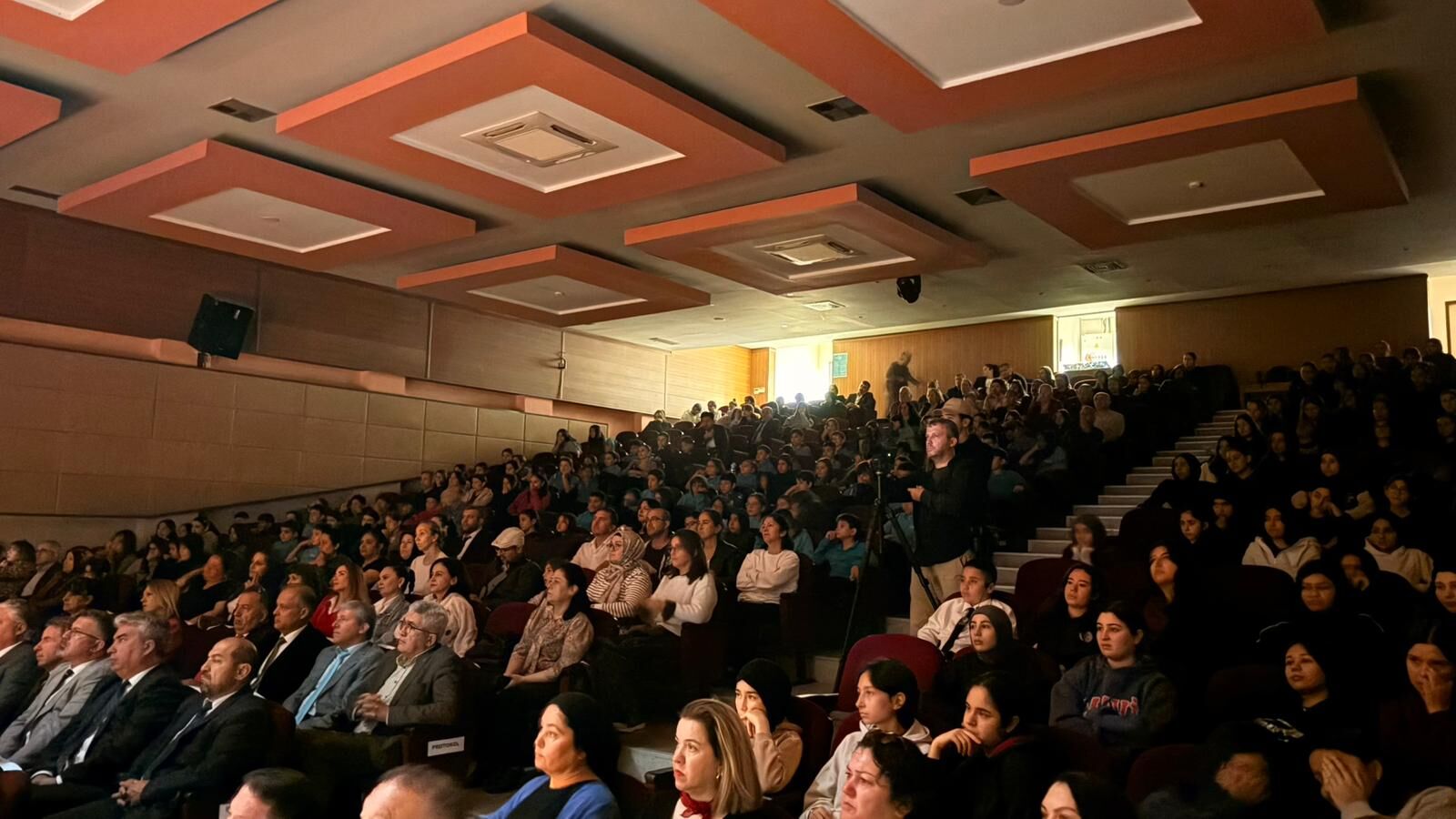 "Bir Sevdadır Öğretmen Olmak" İsimli Program Ayakta Alkışlandı