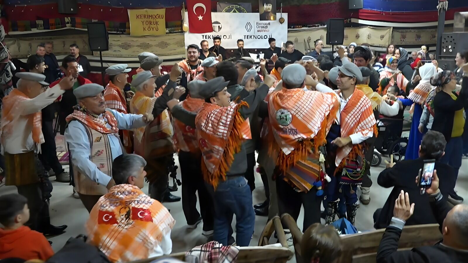 Fethiye'de Hakkı Bulut Rüzgarı Esti: Diyardan Diyara'da Muhteşem Performans
