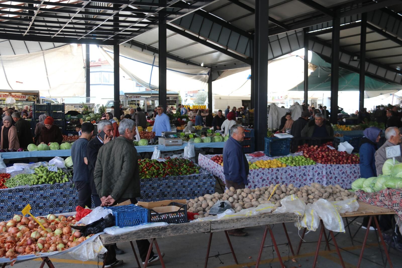 Seydikemer’de Kapalı Pazar Yeri Yüzleri Güldürdü