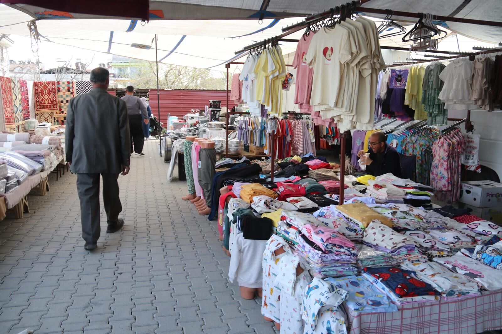 Seydikemer’de Kapalı Pazar Yeri Yüzleri Güldürdü