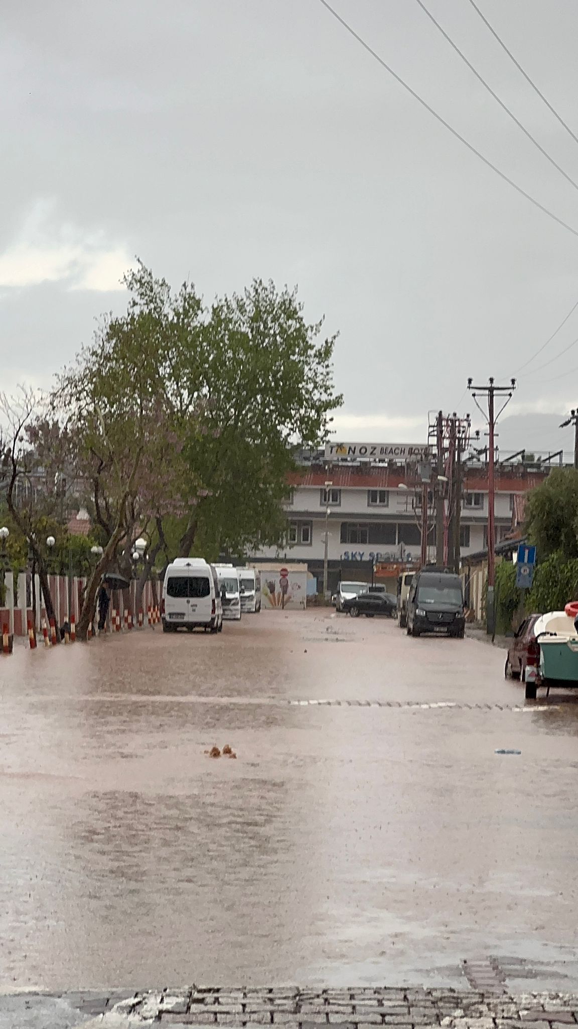 Fethiye’de Kuvvetli Yağış Sokakları Sular Altında Bıraktı