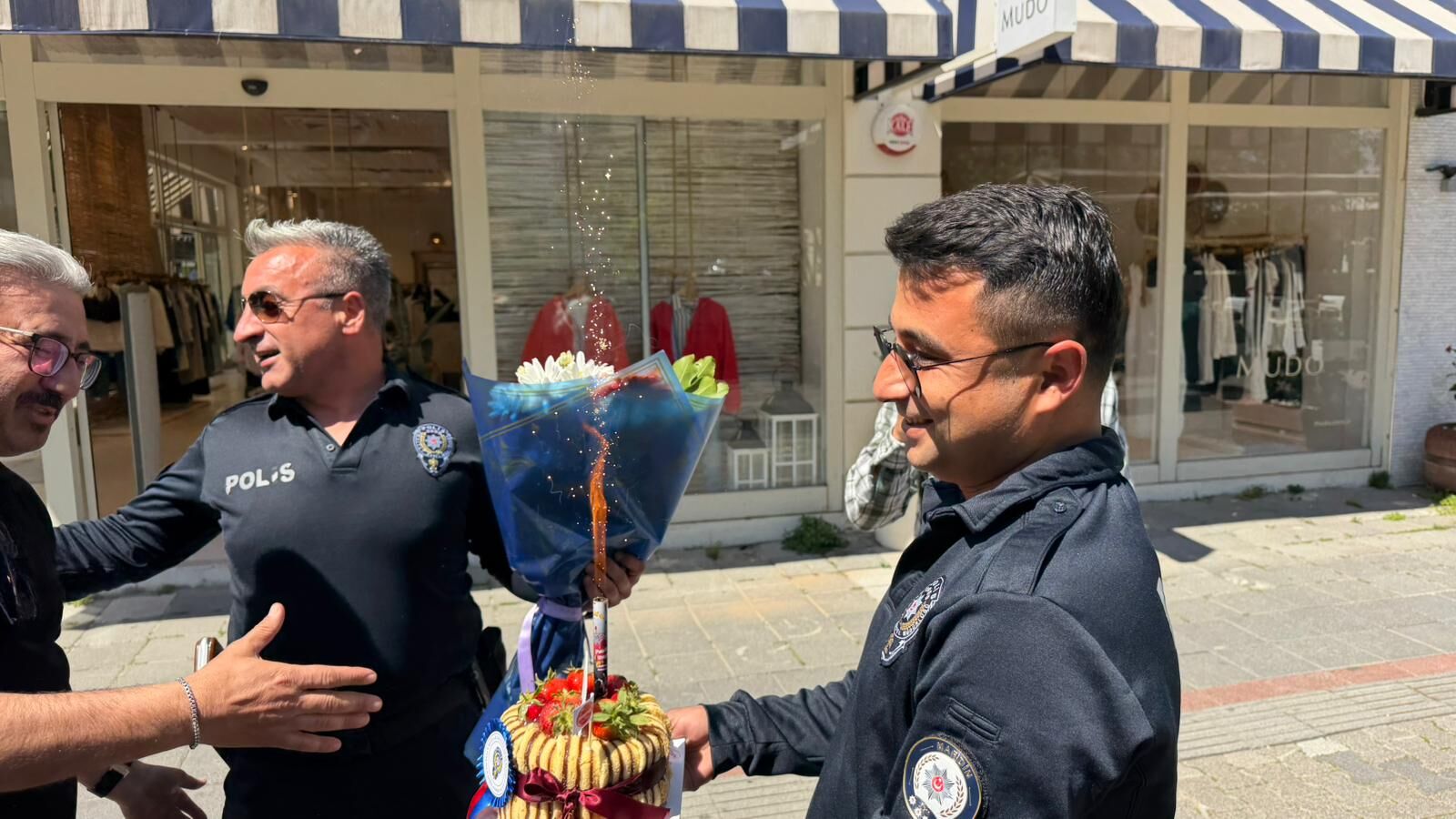 Fethiye’de Polis Haftası’na Sürpriz: İhbar Sandılar, Pasta ile Karşılaştılar