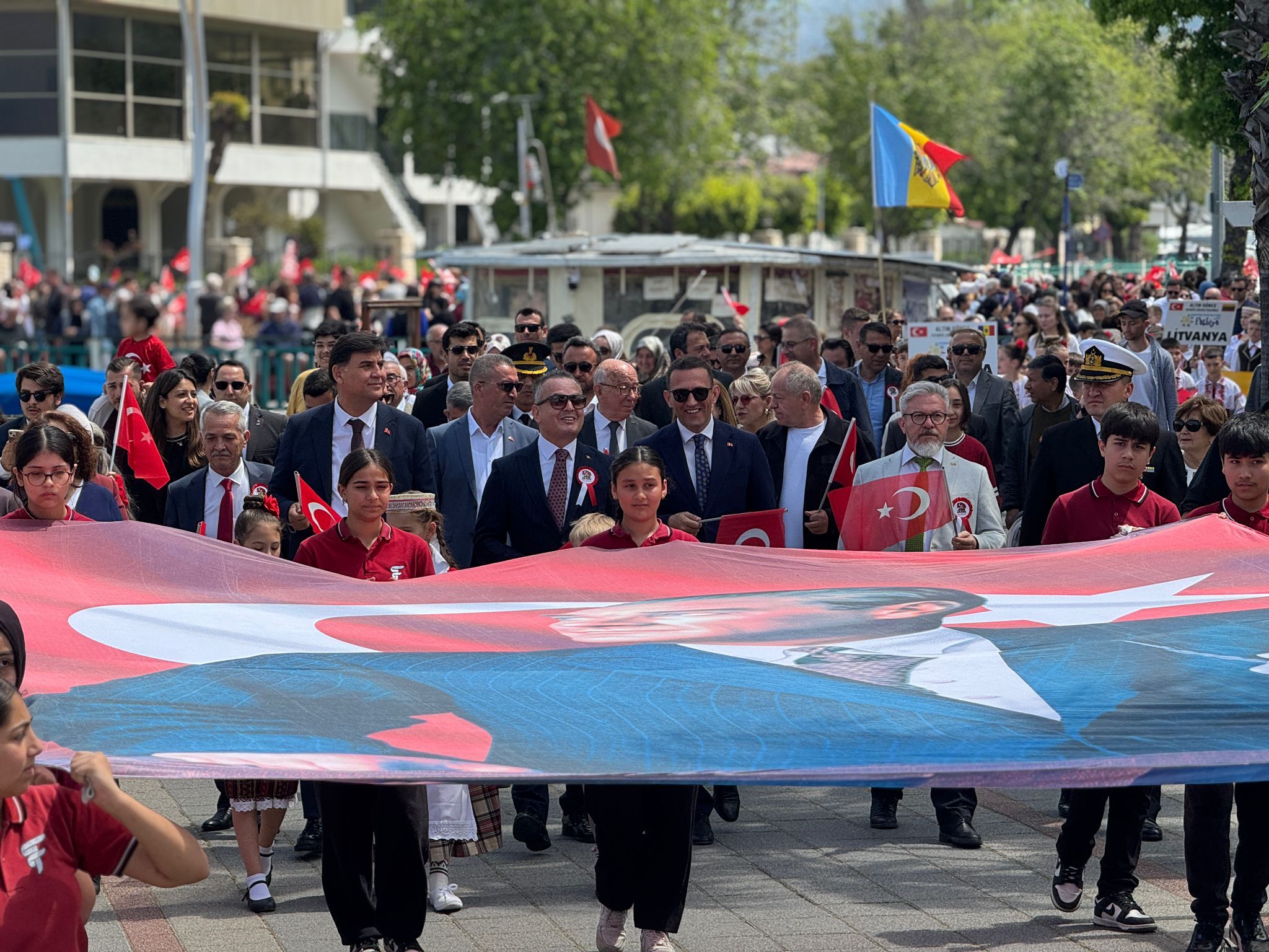 Fethiye’de 23 Nisan Coşkusu Kortej Yürüyüşüyle Taçlandı