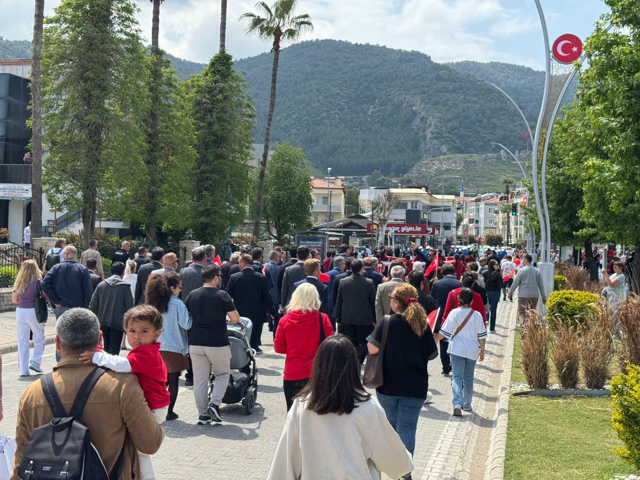 Fethiye’de 23 Nisan Coşkusu Kortej Yürüyüşüyle Taçlandı