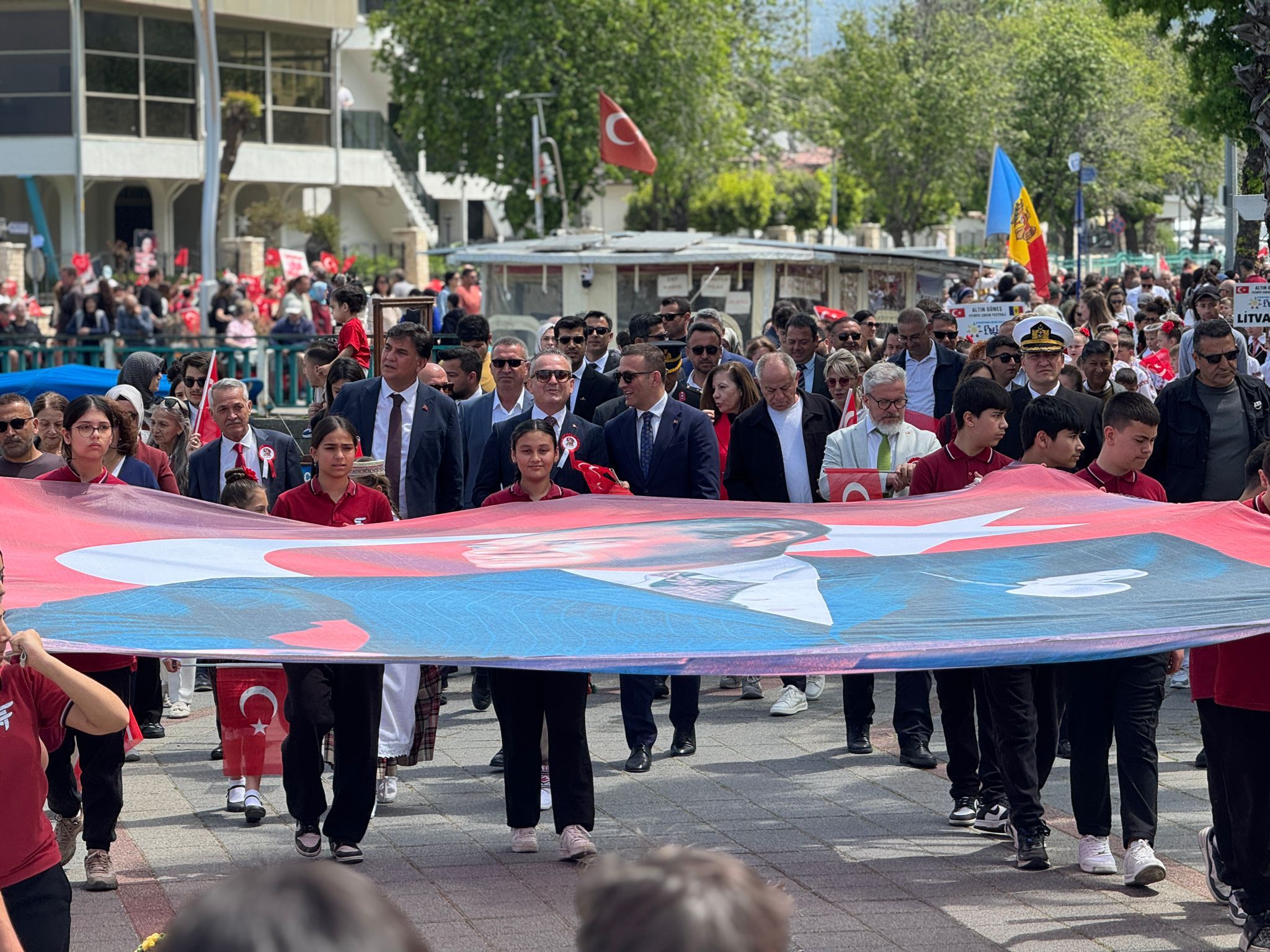 Fethiye’de 23 Nisan Coşkusu Kortej Yürüyüşüyle Taçlandı