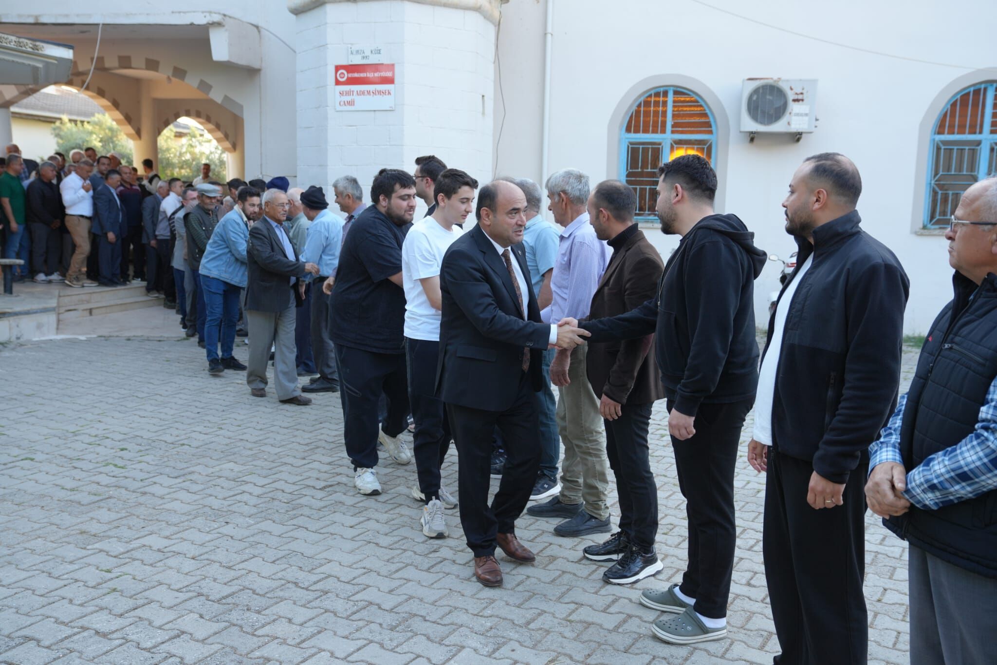 Başkan Akdenizli Bayram Namazını Alaçat Mahallesi’nde Kıldı