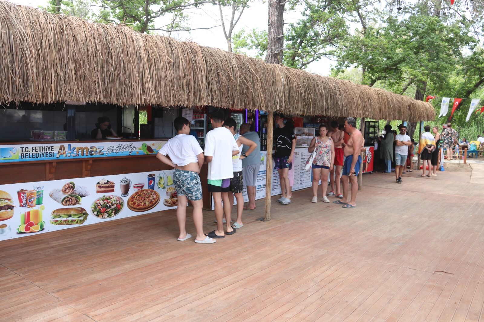 Fethiye’de Uygun Fiyatlı Plaj Bayramda Doldu Taştı