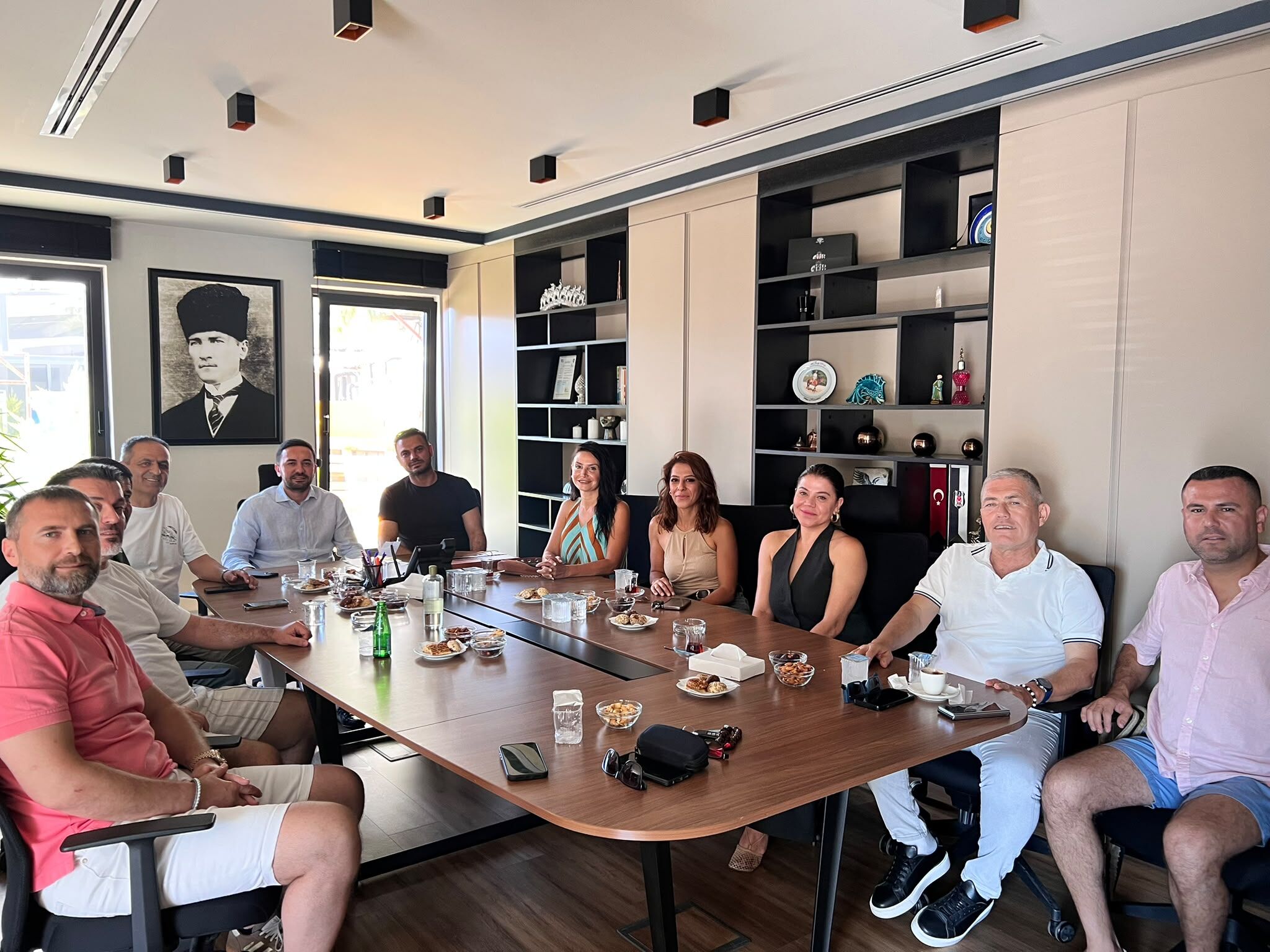 Fethiye Beşiktaş Taraftarlar Derneği’ne Çifte Ziyaret: Müdür Aktar ve Anahtar Parti Heyeti Dernekte Buluştu