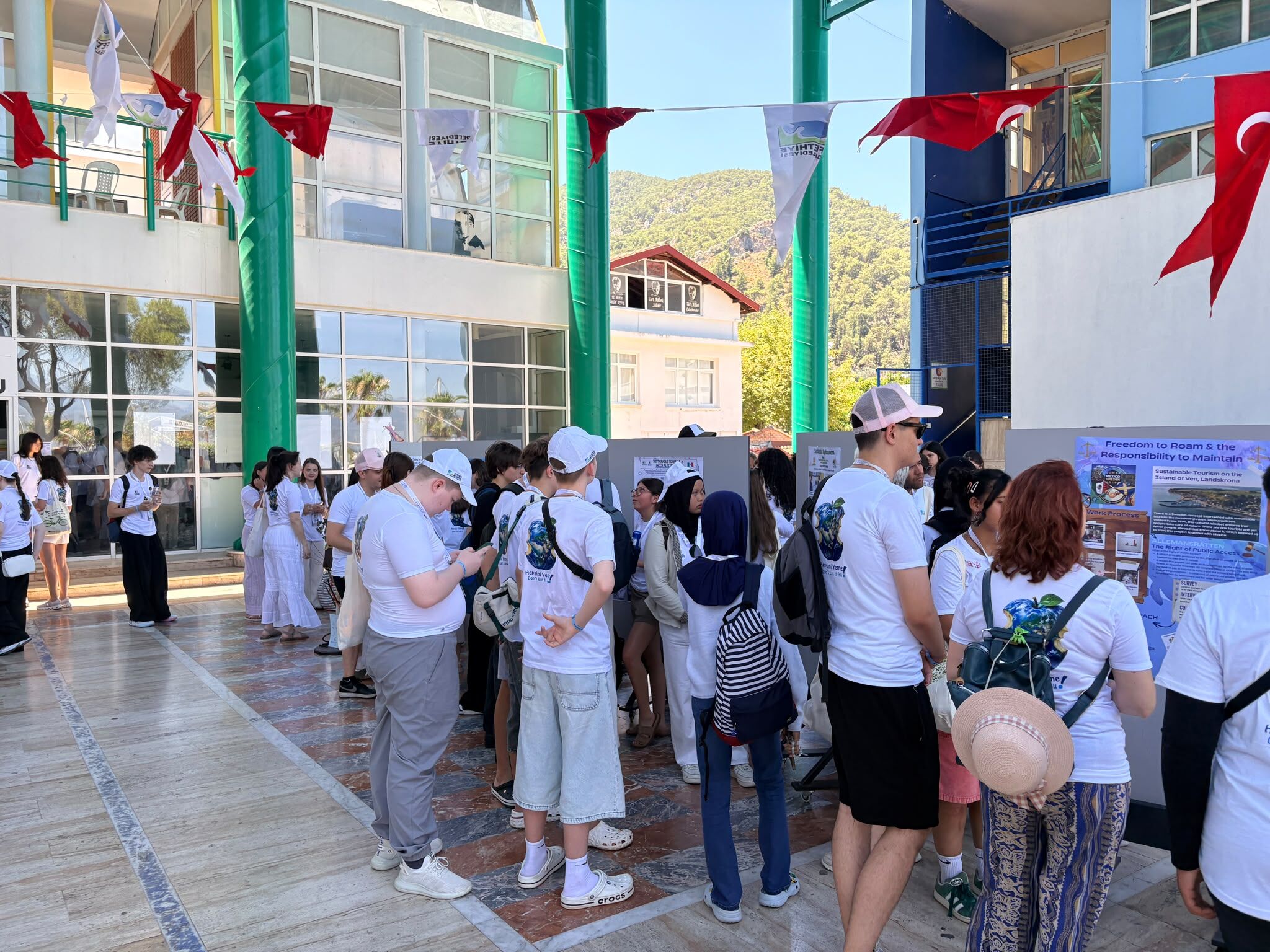 Fethiye'de Uluslararası Çevre Gençlik Konferansı'nda Poster Sergisi Açıldı