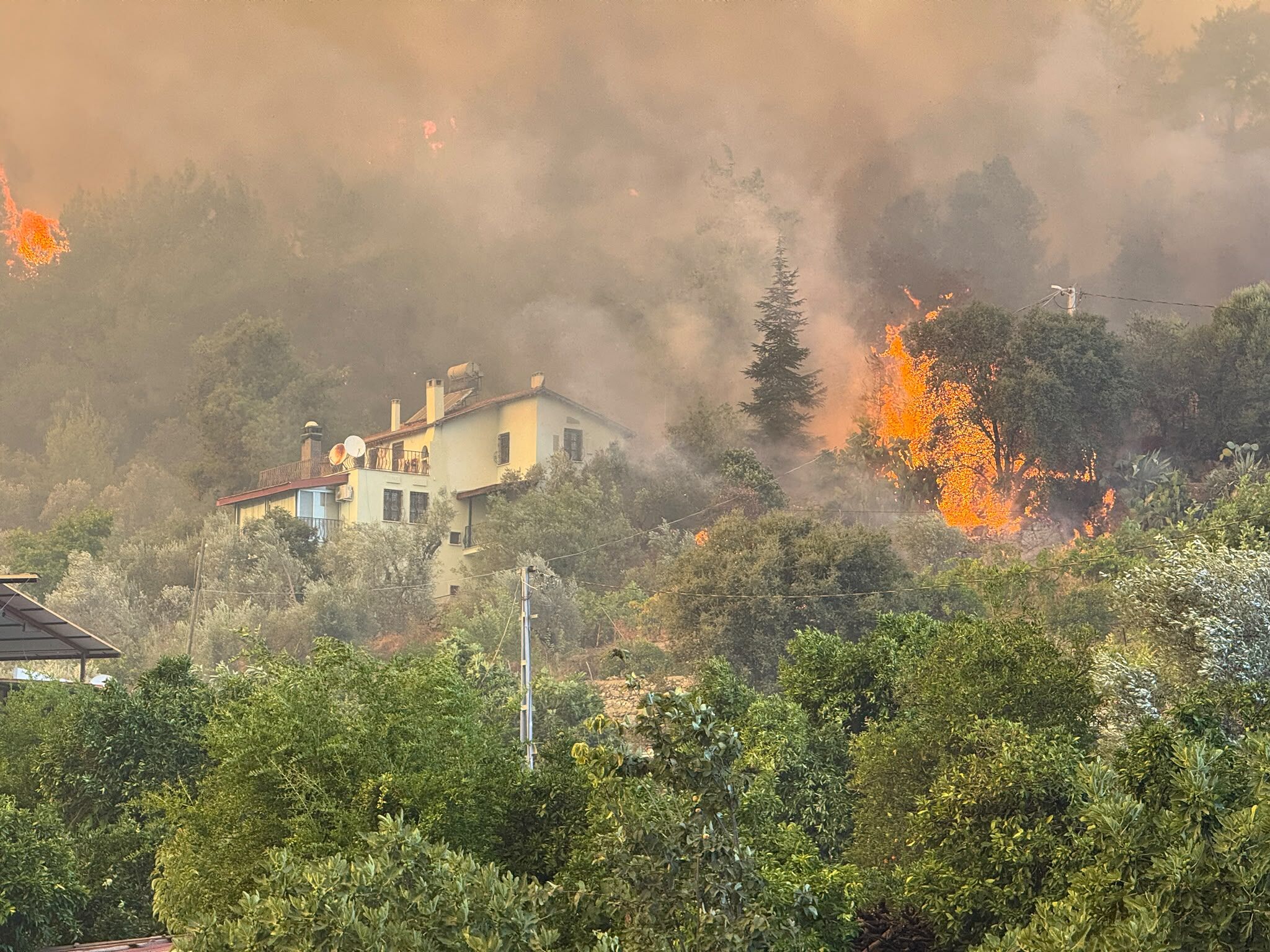İnlice'de Bazı Evler Alevlere Teslim Oldu