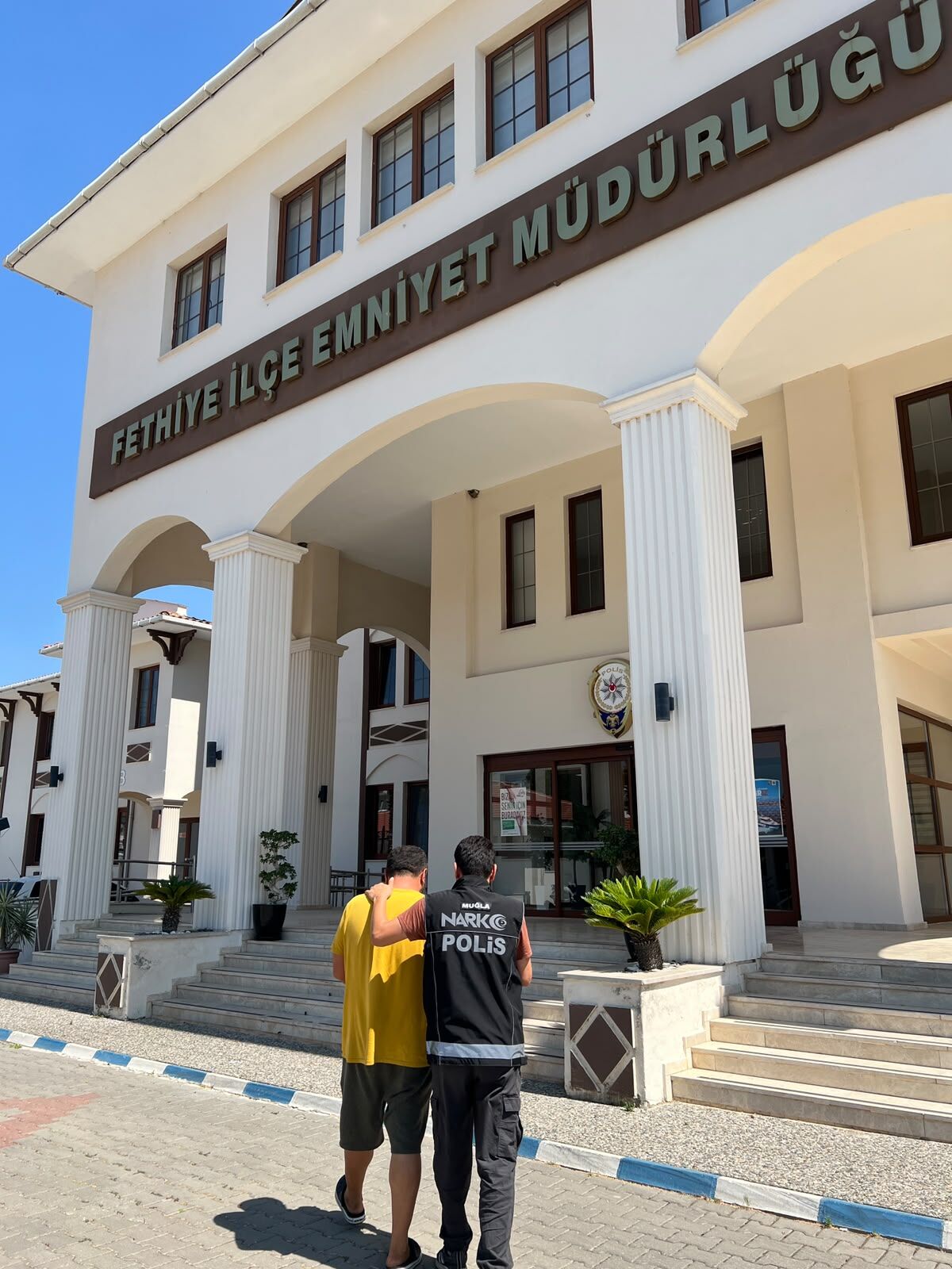 Fethiye'de Kiralık Villaya Uyuşturucu Operasyonu: 5 Kilo Esrar Ele Geçirildi