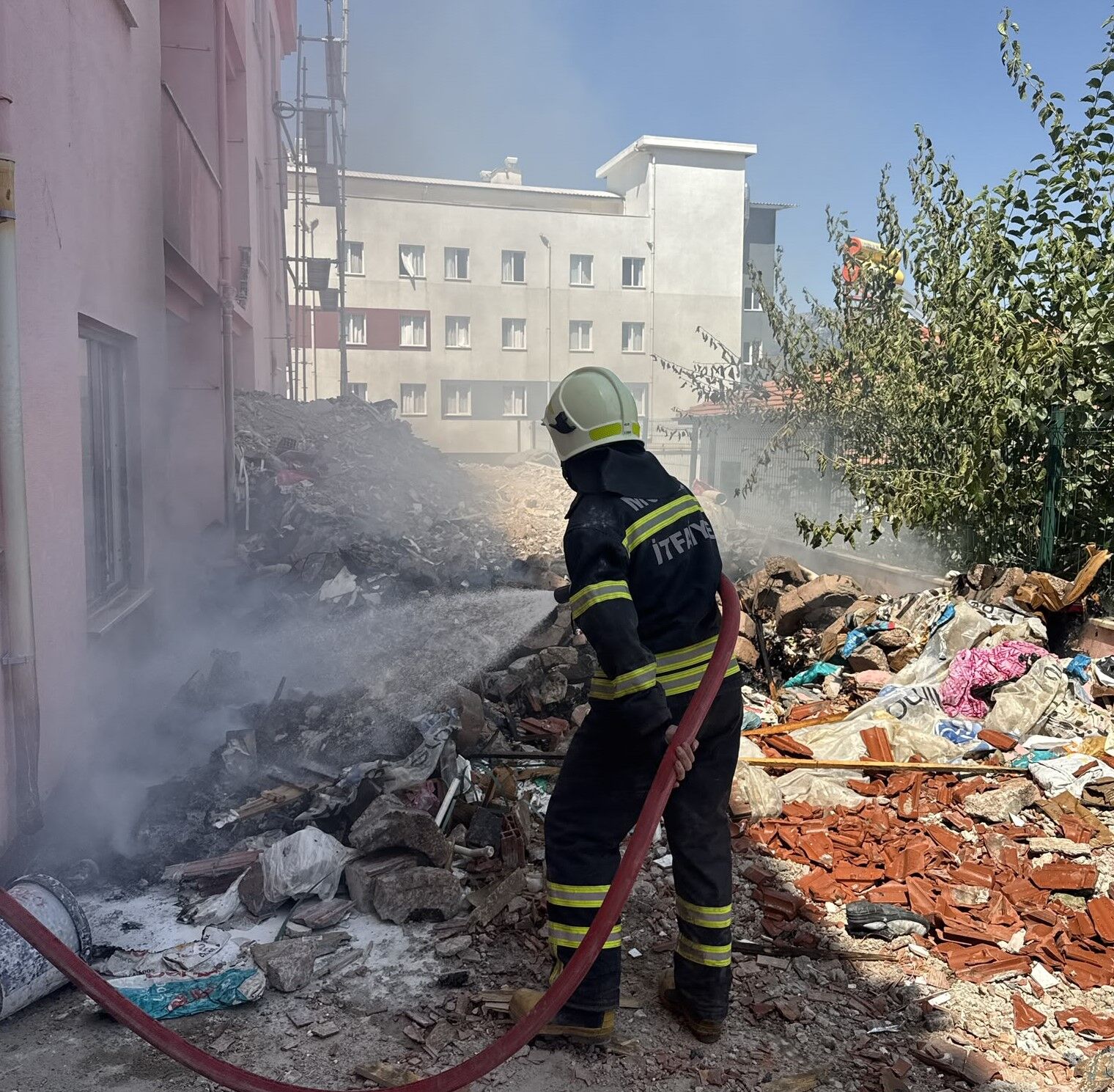 Kullanılmayan Yurt Bahçesinde Yangın
