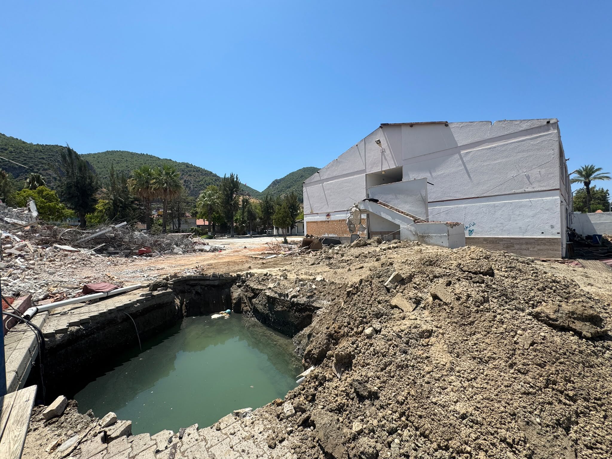 Fethiye Gazi Ortaokulu’nda Yıkım Başladı