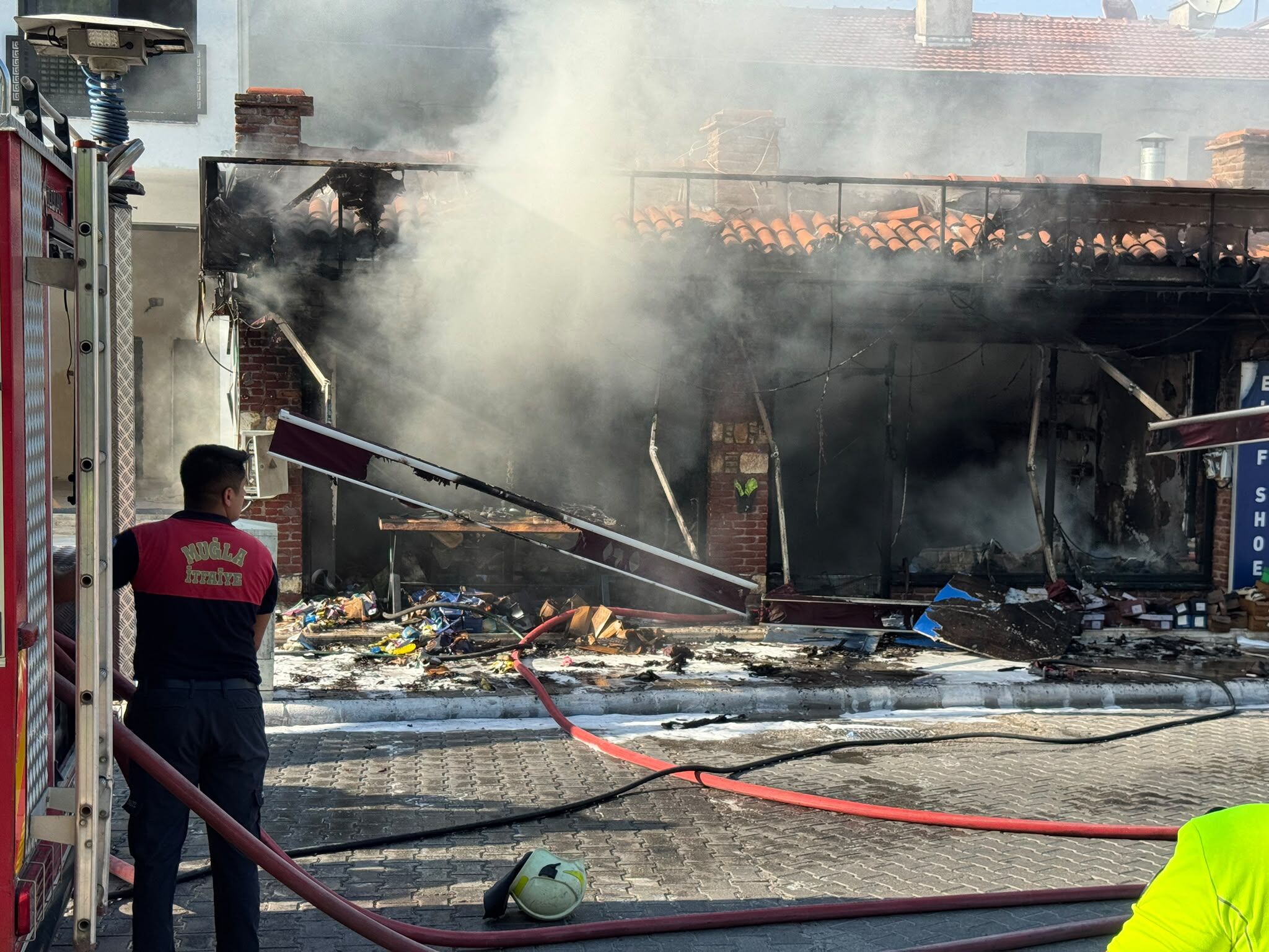 Fethiye'de Ayakkabı Mağazası Alevlere Teslim Oldu