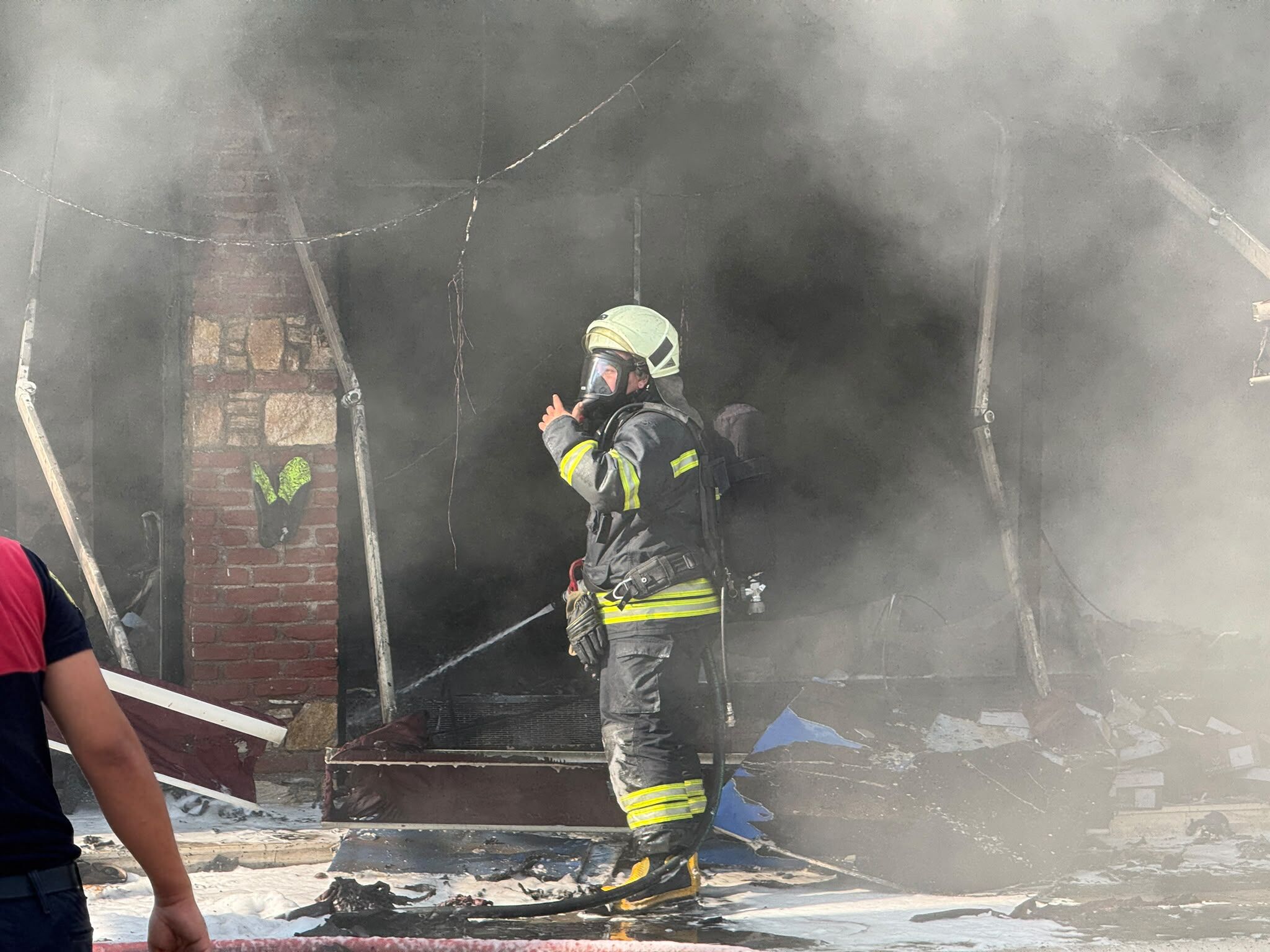 Fethiye'de Ayakkabı Mağazası Alevlere Teslim Oldu
