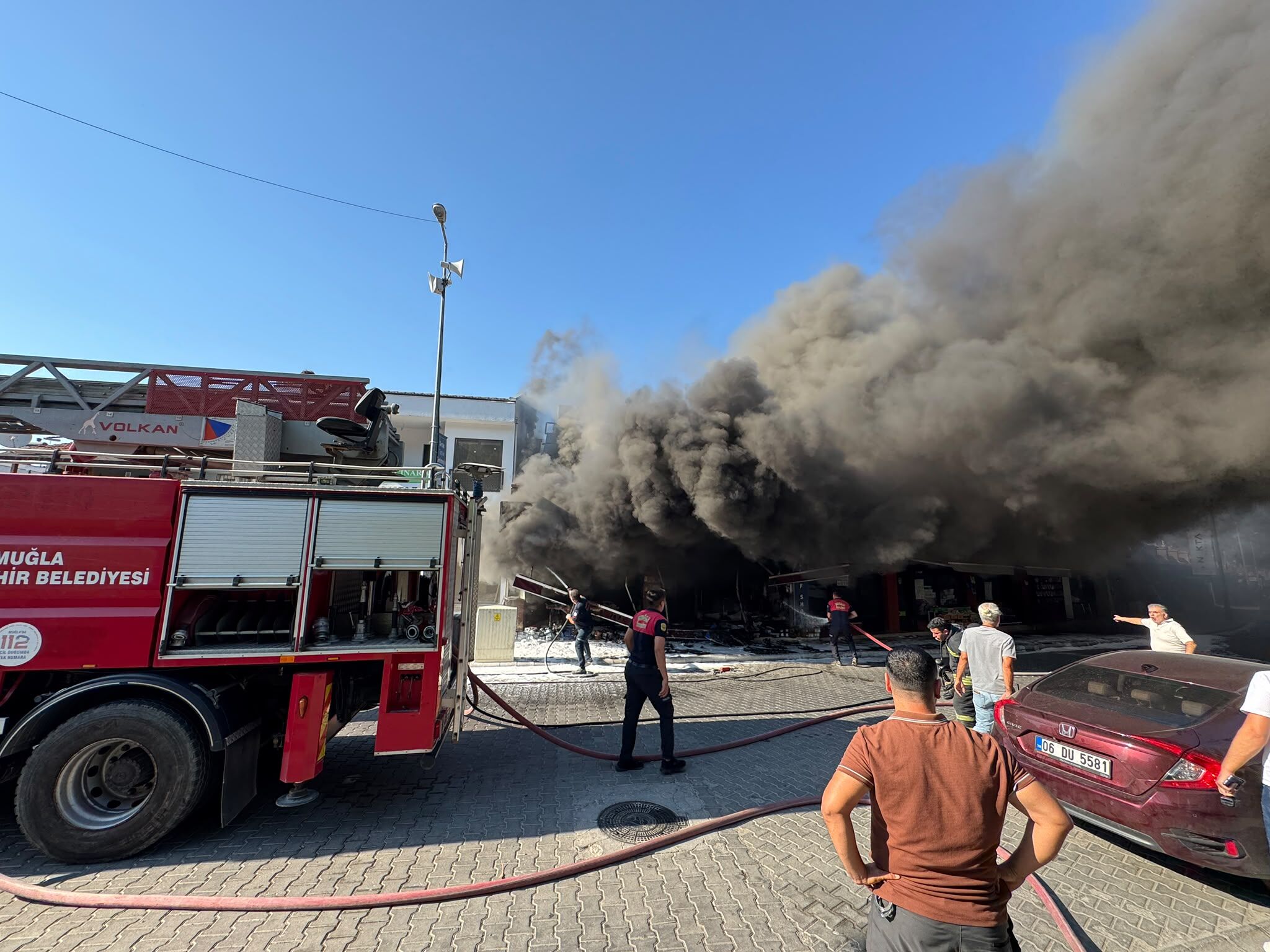 Fethiye'de Ayakkabı Mağazası Alevlere Teslim Oldu