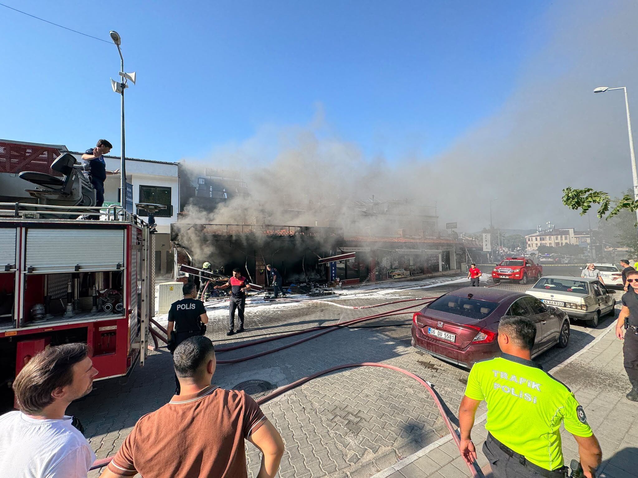 Fethiye'de Ayakkabı Mağazası Alevlere Teslim Oldu