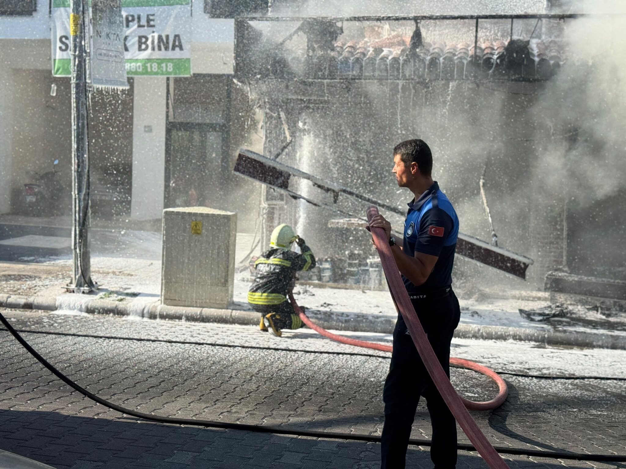 Fethiye'de Ayakkabı Mağazası Alevlere Teslim Oldu