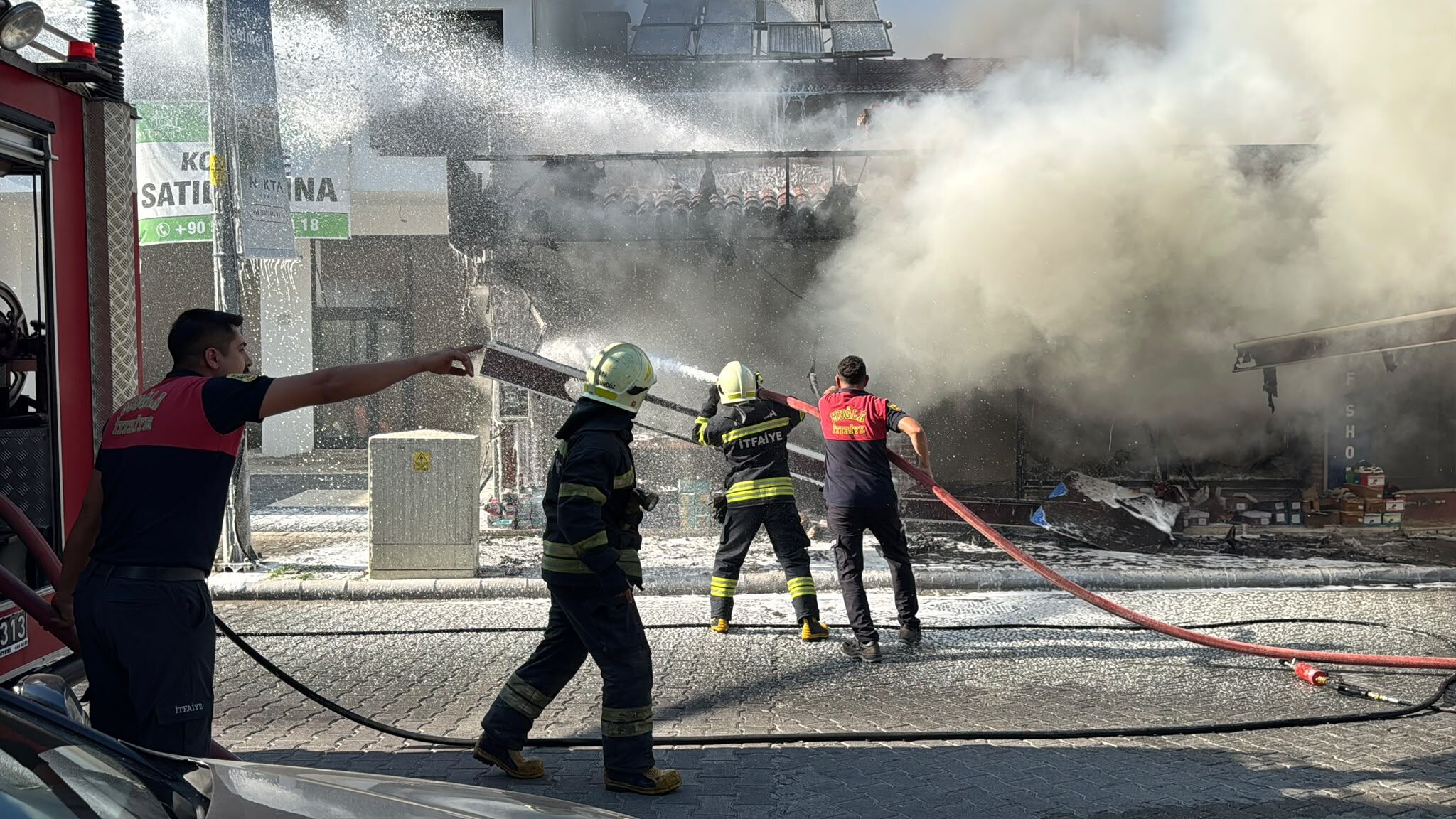 Fethiye'de Ayakkabı Mağazası Alevlere Teslim Oldu