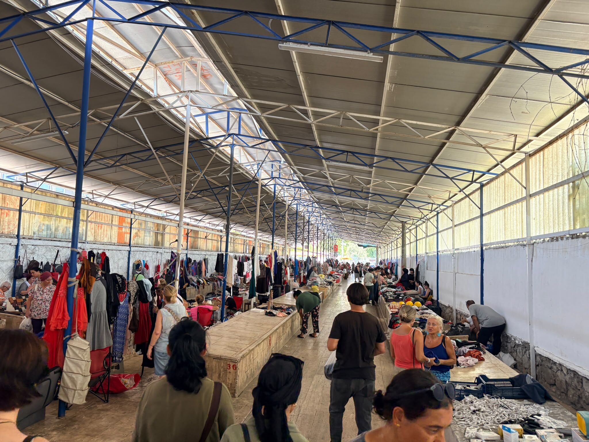 Fethiye İkinci El Pazarı’nda Satıcı Ataçocuğu Ücretlerin Kaldırılmasını İstiyor