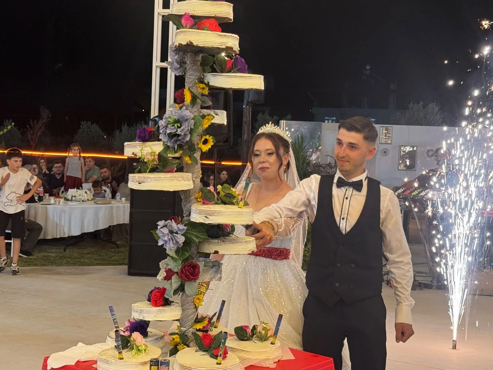 Yangında Evleri ve Hayalleri Yanan Çift, Görkemli Düğünle Dünyaevine Girdi
