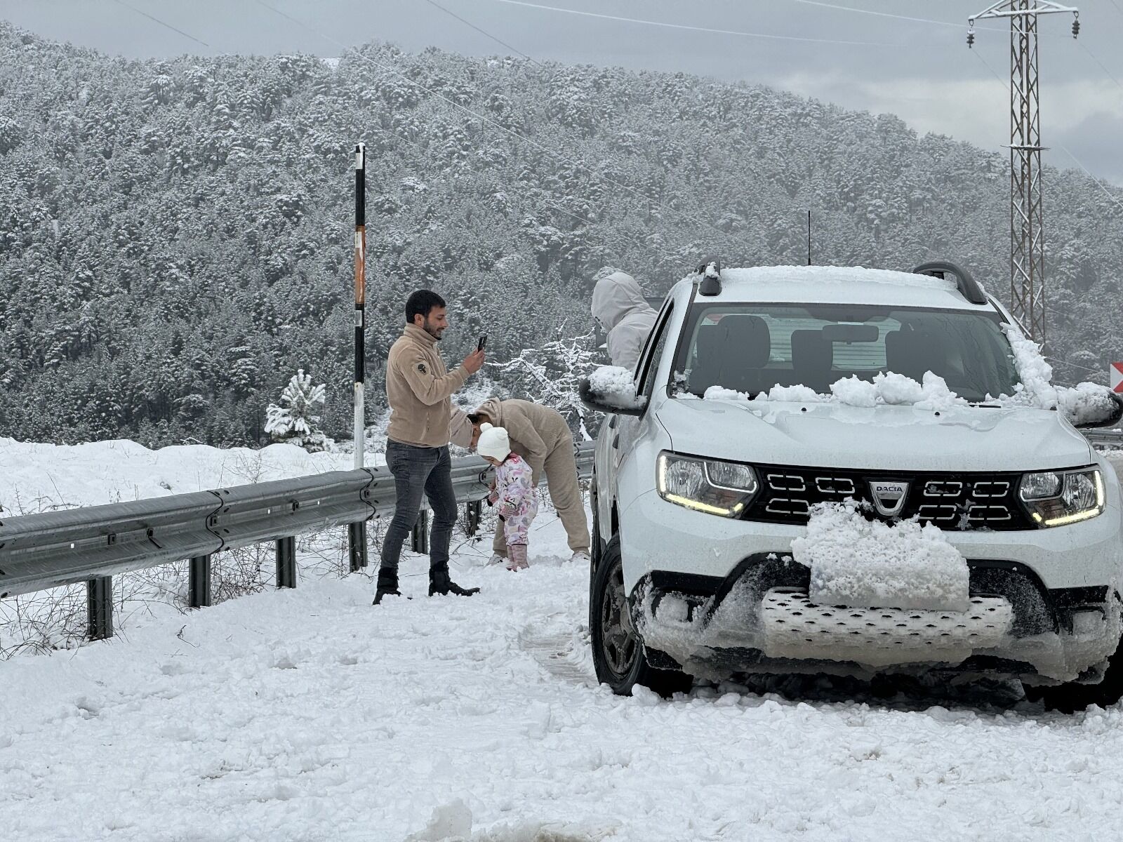 Yaylalara Kar Yağdıkça Vatandaşlar Sevindi