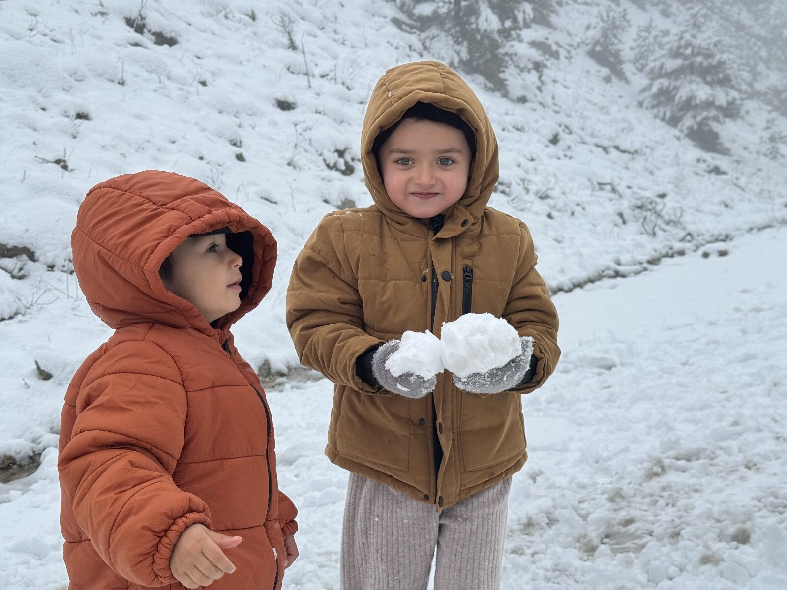 Yaylalara Kar Yağdıkça Vatandaşlar Sevindi