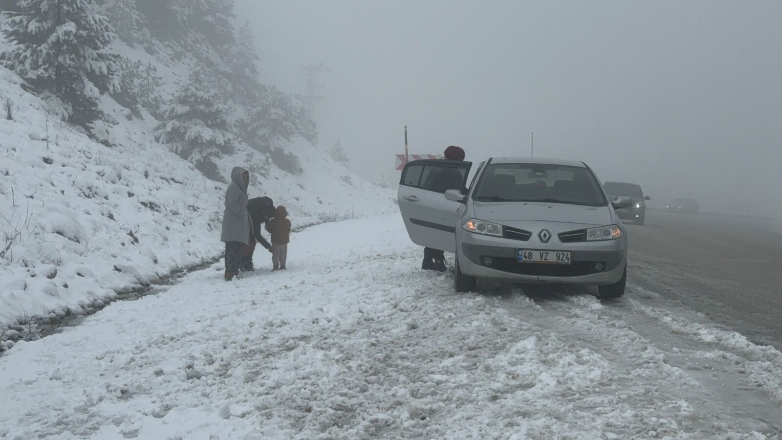 Yaylalara Kar Yağdıkça Vatandaşlar Sevindi