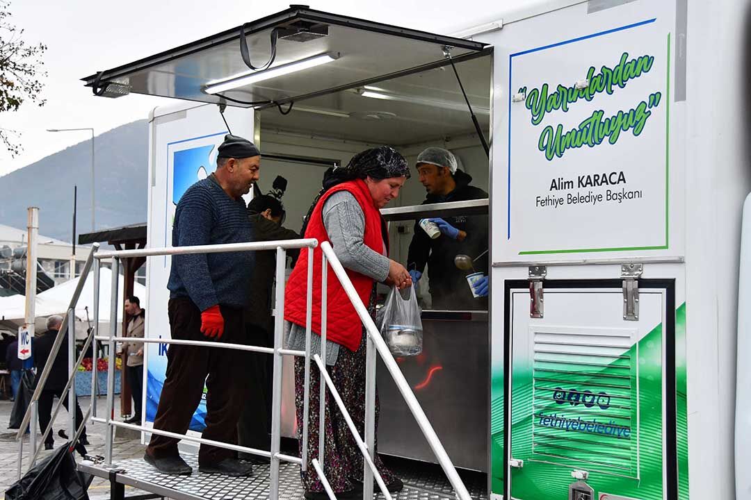 Vatandaşlara Sıcak Çorba İkramı Yapıldı