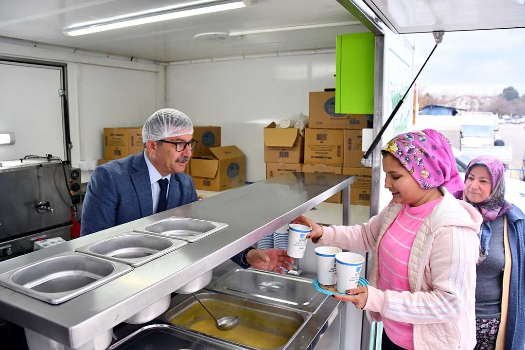 Vatandaşlara Sıcak Çorba İkramı Yapıldı