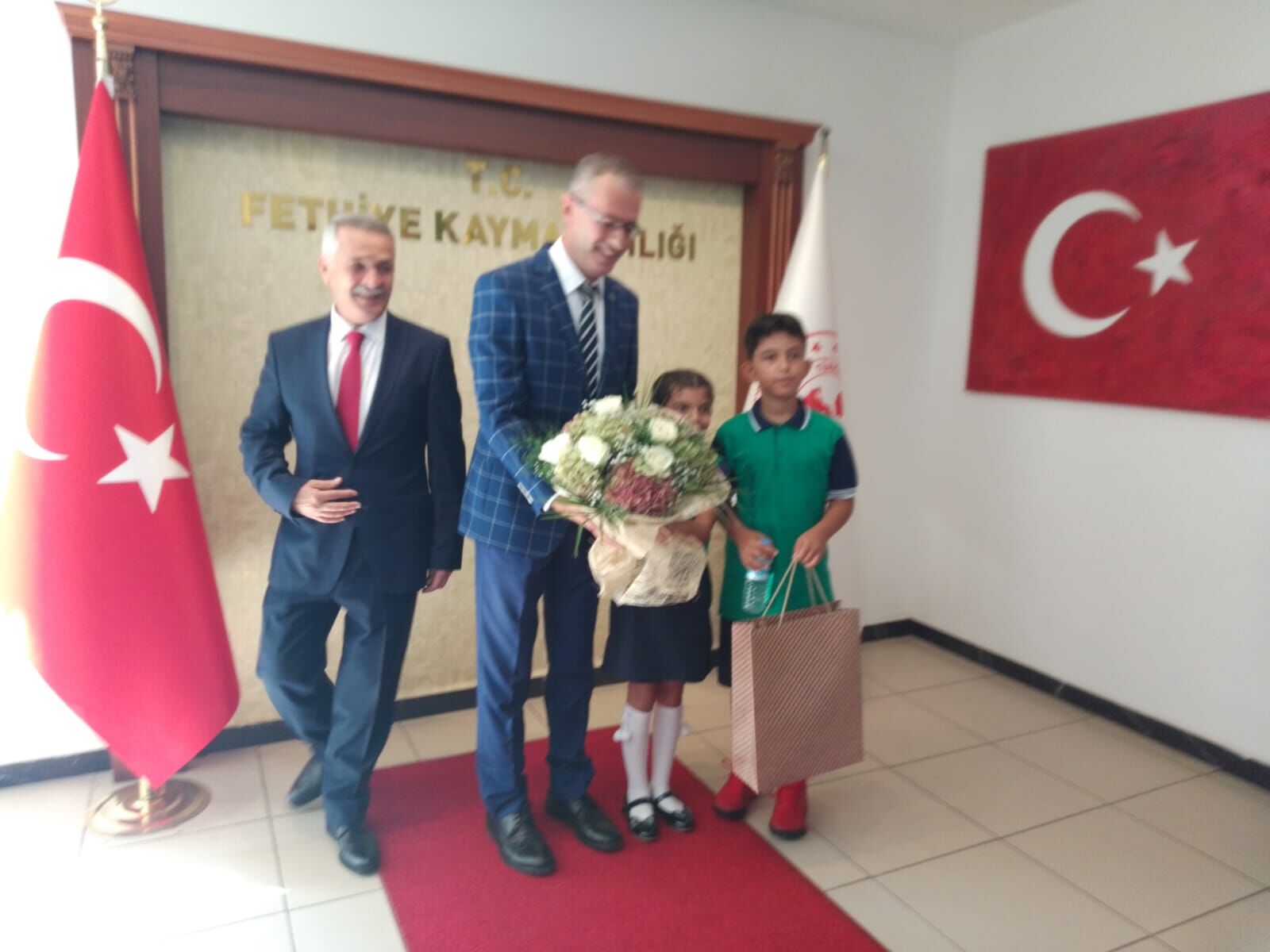 Kaymakam Ertaş’a Türk Bayrağı Armağan Edildi