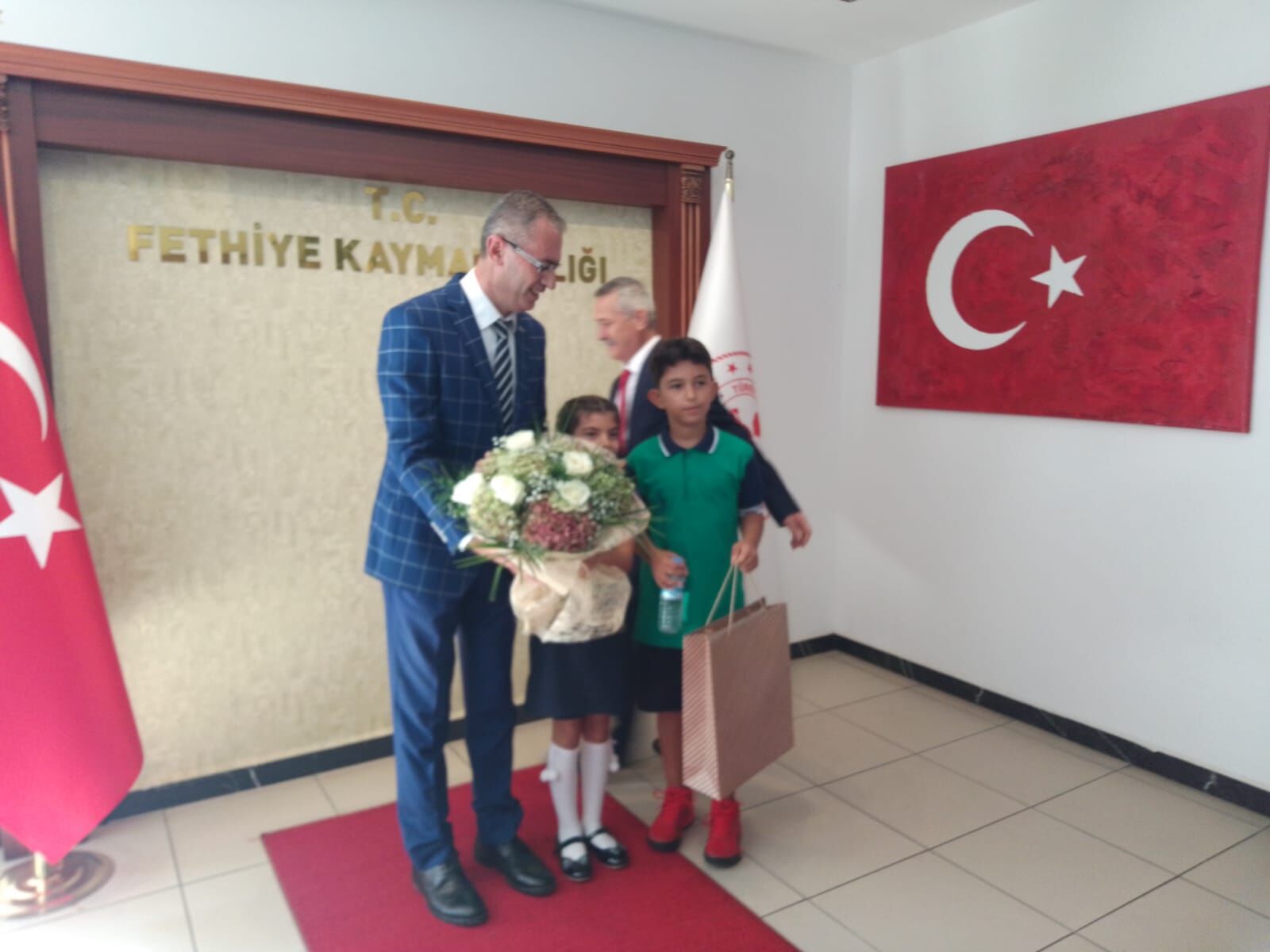 Kaymakam Ertaş’a Türk Bayrağı Armağan Edildi
