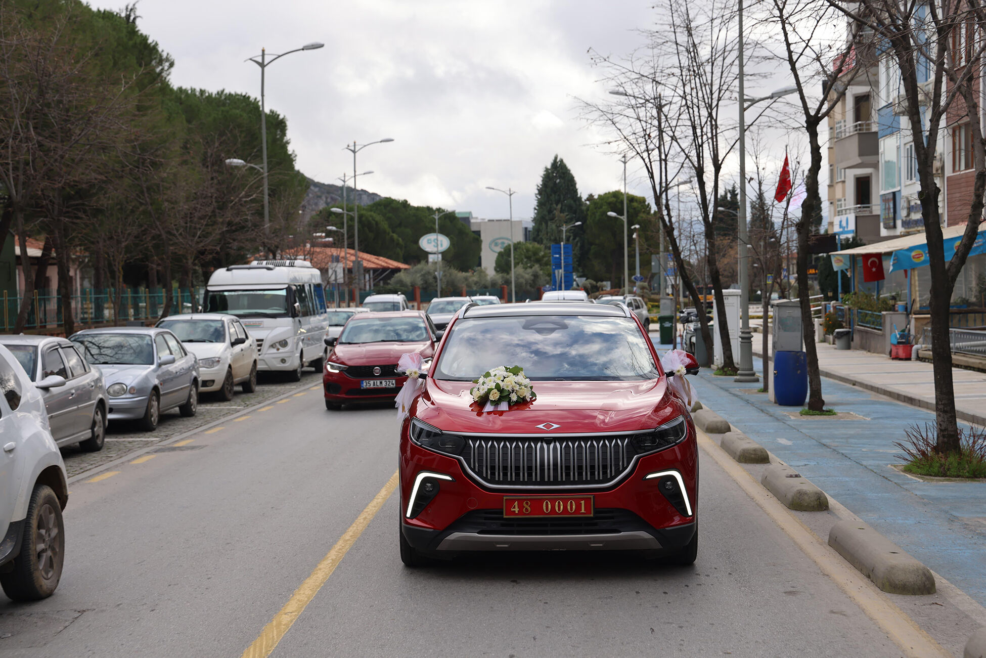 Vali Akbıyık, Makam Aracı TOGG'u Gazze'li Damada Gelin Arabası Olarak Tahsis Etti