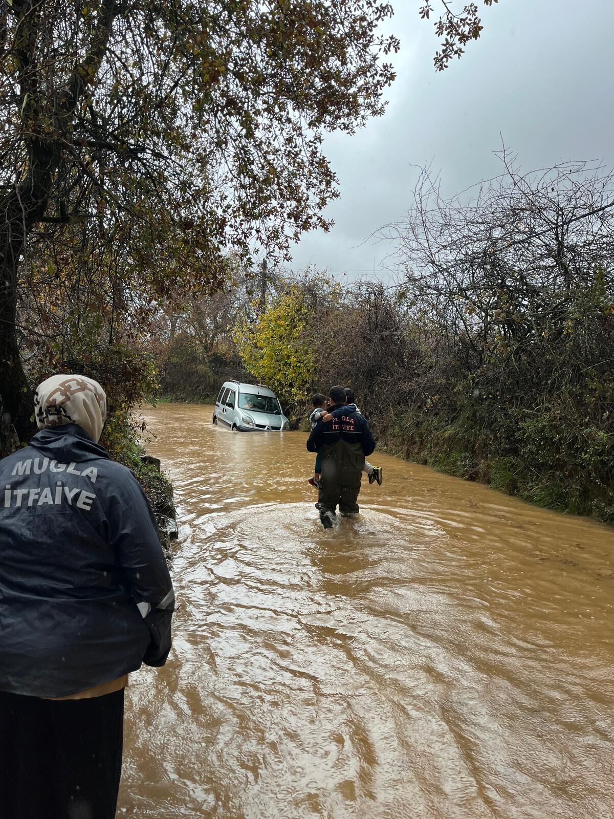 Araç İçinde Mahsur Kalan Aile, Kurtarıldı