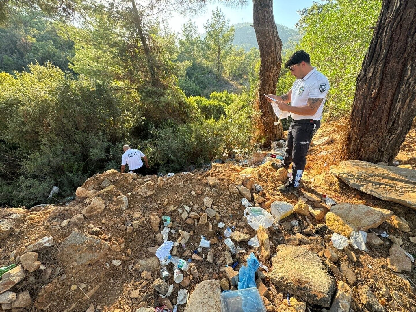 Yol Kenarına Çöp Attıkları Tespit Edilen İki Otobüs Firmasına Cezai İşlem