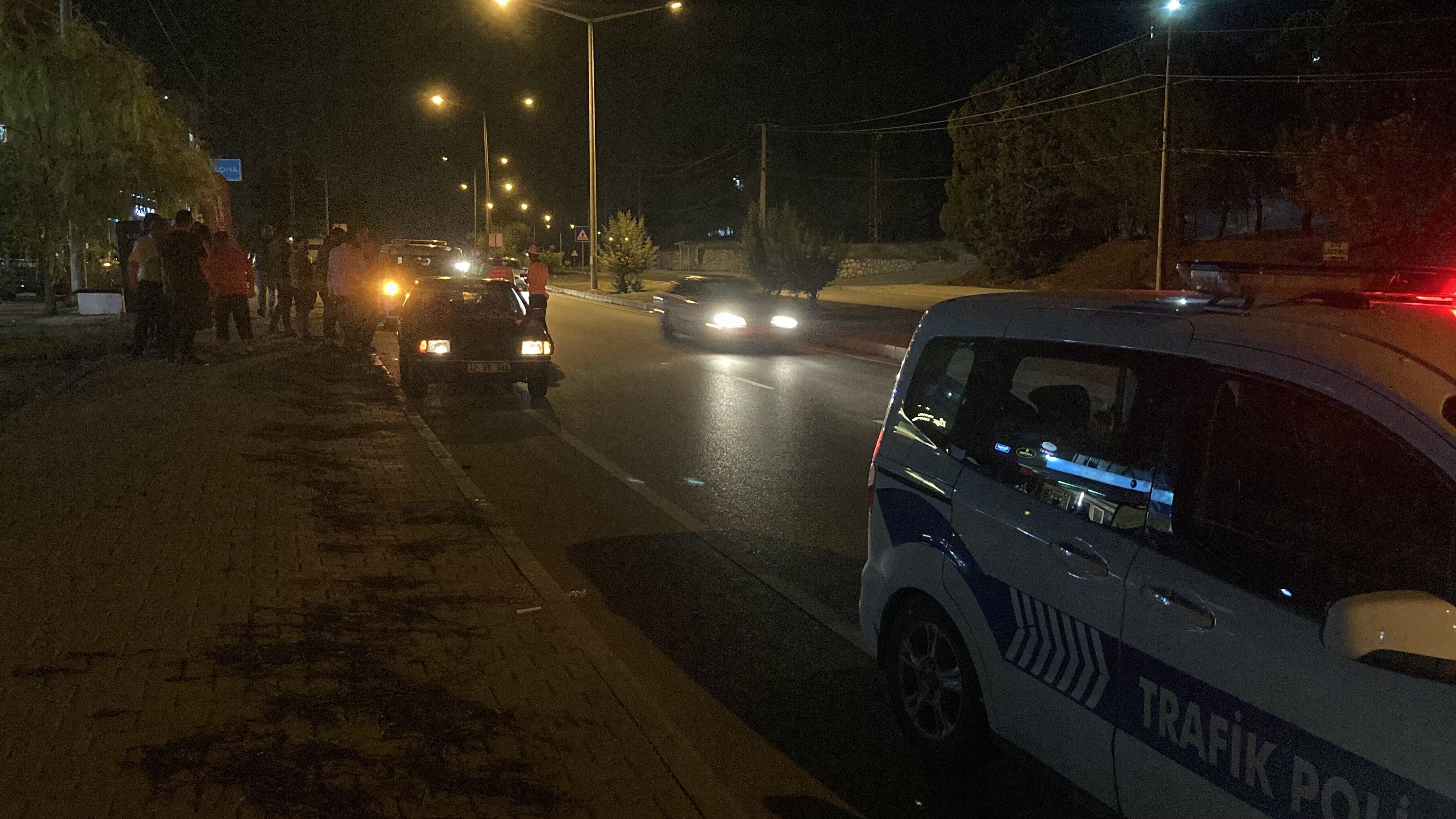Yol Kenarında Duran Otomobile Motosiklet Çarptı: 2 Yaralı