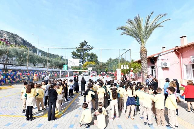 Yunus Nadi İlköğretim Okulu’nda Otizm Farkındalık Sergisi Düzenlendi