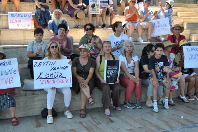 Fethiye’de Yasaya Tepki İçin 200 Adet Zeytin Fidanı Dağıtıldı