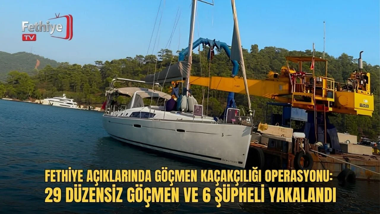 Fethiye açıklarında durdurulan yelkenli teknede göçmen kaçakçılığı operasyonu yapan yetkililer.
