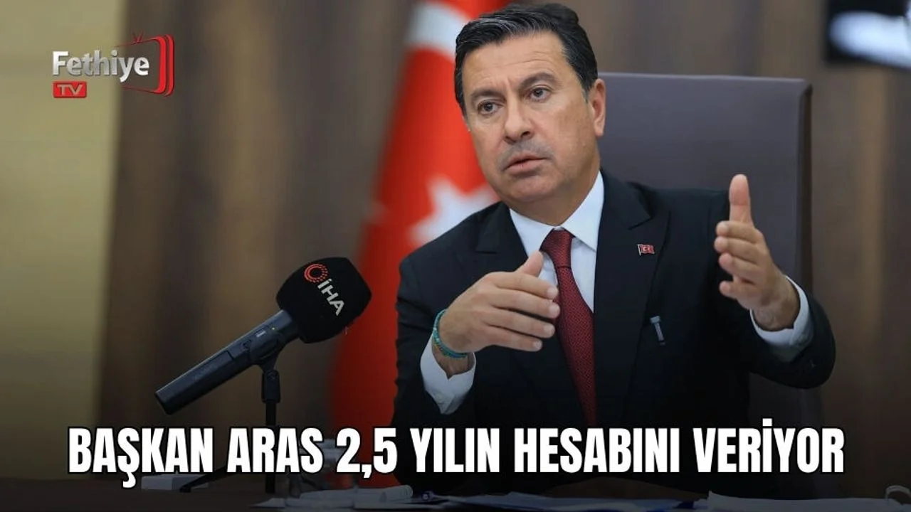 Muğla Büyükşehir Belediye Başkanı Ahmet Aras, Yıldız Kenter Sahnesi'nde 2,5 yıllık hizmet tanıtımında konuşuyor.